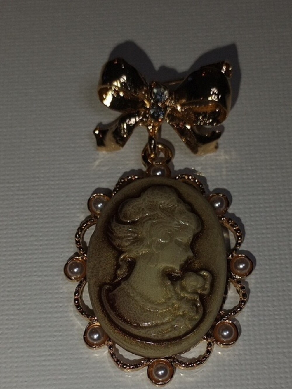 Cameo Bow Pendant Brooch - Vintage-Inspired Women Jewelry